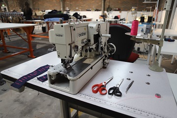 Button hole machine